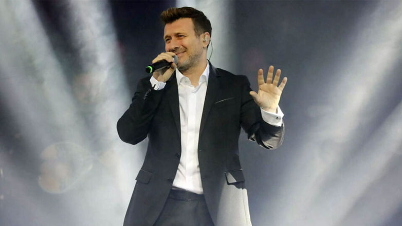 Γιάννης Πλούταρχος: Ποια ήταν η αντίδραση του πατέρα του όταν του ανακοίνωσε πως θα αλλάξει το επίθετό του