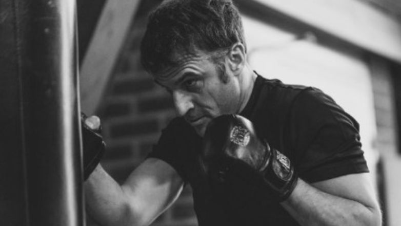 Μακρόν: Σε σάκο του μποξ ξεσπά ο Γάλλος πρόεδρος