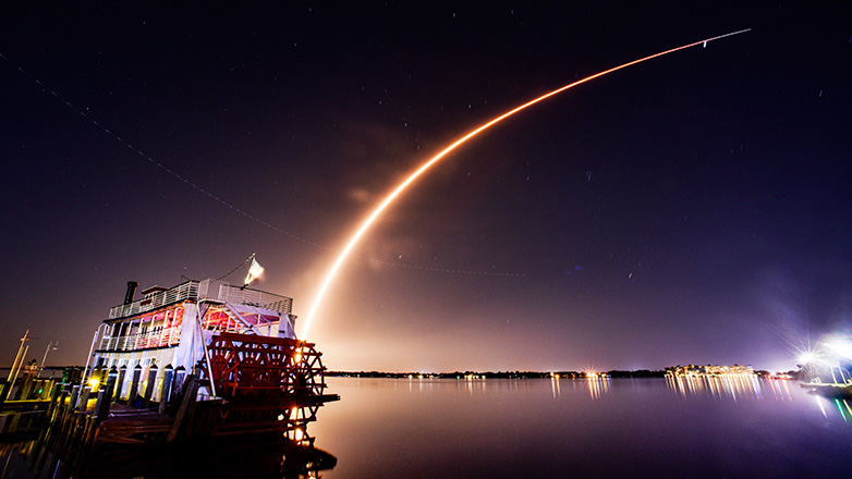 Η εταιρεία SpaceX λέει ότι σχεδιάζει να πουλήσει δορυφορικές συνδέσεις λέιζερ