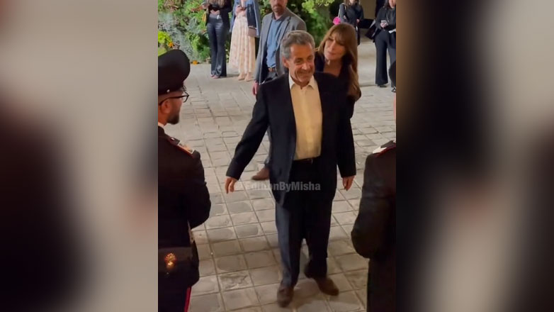 Φανερά αμήχανος ο Σαρκοζί μετά την καταδίκη του, παραπατάει στη διάρκεια εκδήλωσης