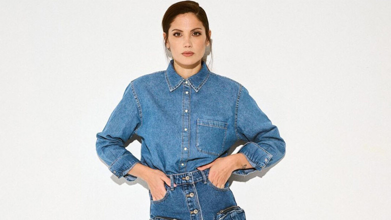 Μαίρη Συνατσάκη: «Η μητρότητα είναι μια συνεχόμενη διαρκής περιπέτεια, νιώθεις μόνος μέσα σε αυτό»