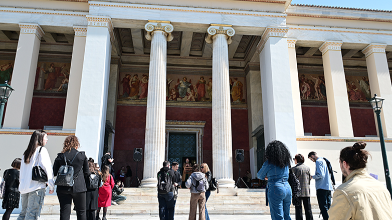 Μαραθώνιος ποίησης στα Προπύλαια – Δείτε φωτογραφίες από την εκδήλωση