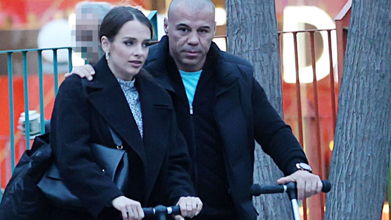 Μιχάλης Ζαμπίδης – Μαρία Ντάσιου: Σπάνια οικογενειακή βόλτα στην παιδική χαρά μαζί με τις δίδυμες κόρες τους