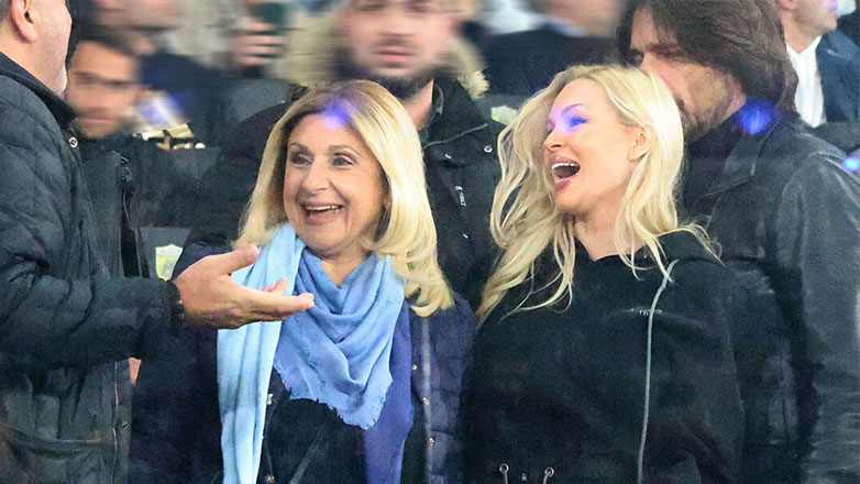 Βίκυ Κάβουρα: Στο γήπεδο η εγκυμονούσα ηθοποιός για τον αγώνα της Εθνικής Ελλάδος