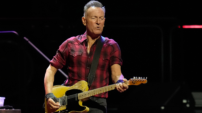 Αγνώριστος ο Μπρους Σπρίνγκστιν επέστρεψε στη σκηνή – Μοιάζεις με την Τίλντα Σουίντον, του γράφουν