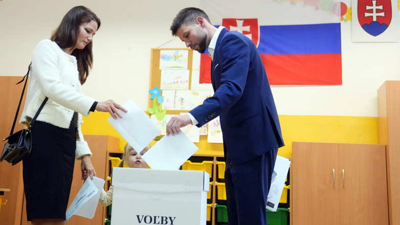 Στις κάλπες προσέρχονται οι Σλοβάκοι για την εκλογή νέου προέδρου