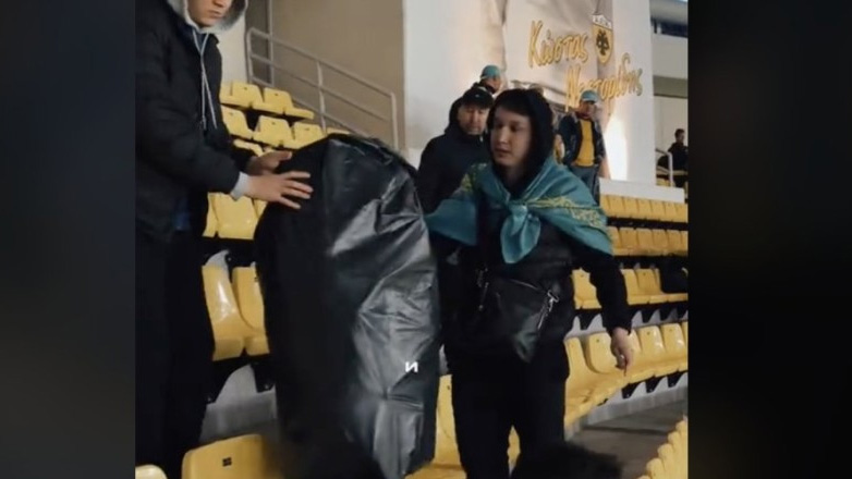 Οι φίλαθλοι του Καζακστάν μάζεψαν τα σκουπίδια απο την κερκίδα τους μετά το ματς με την Εθνική μας