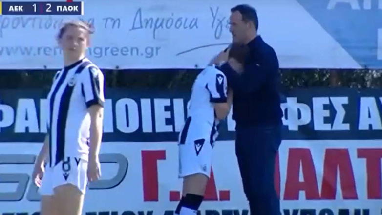 Ποδόσφαιρο γυναικών: Παίκτρια του ΠΑΟΚ ξέσπασε σε κλάματα μετά την αποβολή της
