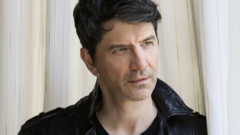 Σάκης Ρουβάς: Υμνεί τον έρωτα μέσα από το ολοκαίνουργιο single του «Τι Μάτια»