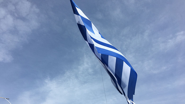 25η Μαρτίου: Σημαία 1,5 στρέμμα υψώθηκε στο λιμάνι του Ηρακλείου