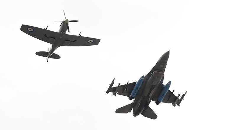 25η Μαρτίου: Εντυπωσιακές εικόνες από την διέλευση των Supermarine Spitfire