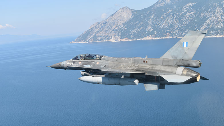 Ποια μαχητικά αεροπλάνα αναβαθμίζει η Ελλάδα, σε ποια βάζει πωλητήριο και ποιον τύπο F-35 διαπραγματεύεται η Αθήνα