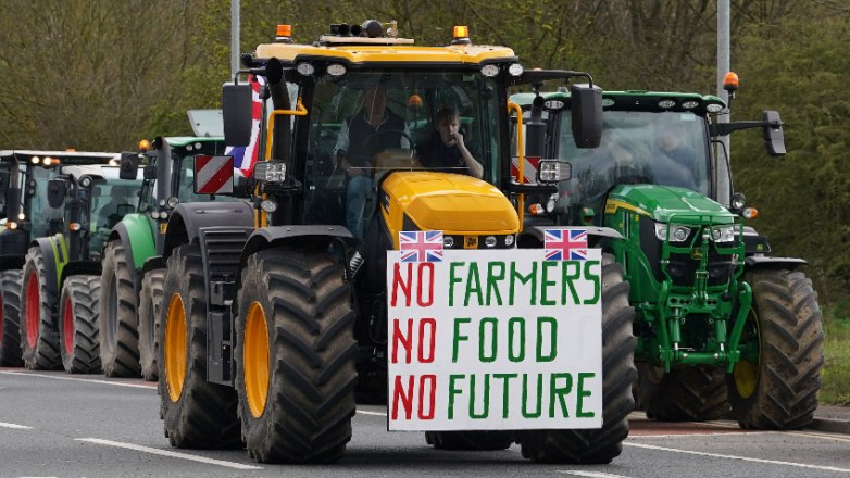 Βρετανία: Αγρότες με τρακτέρ διαδήλωσαν έξω από το Κοινοβούλιο