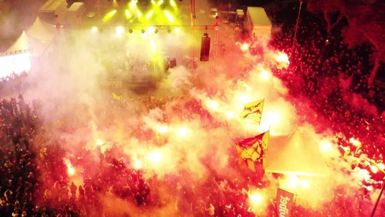 Οι φίλαθλοι του Άρη έκαναν τη νύχτα μέρα στην πλατεία Αριστοτέλους για τα 110 χρόνια του συλλόγου