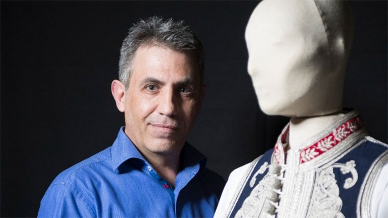 Ο ελληνοράπτης Αριστείδης Τζονευράκης:  Η φουστανέλα με τα τρία γιλέκα, η πιο αντιπροσωπευτική ενδυμασία για την 25η Μαρτίου