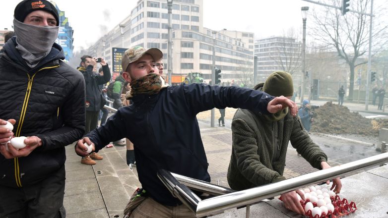 Βρυξέλλες: Ένταση έξω από το κτήριο του Συμβουλίου την ώρα που συνεδριάζουν οι 27 υπουργοί Γεωργίας της Ε.Ε.