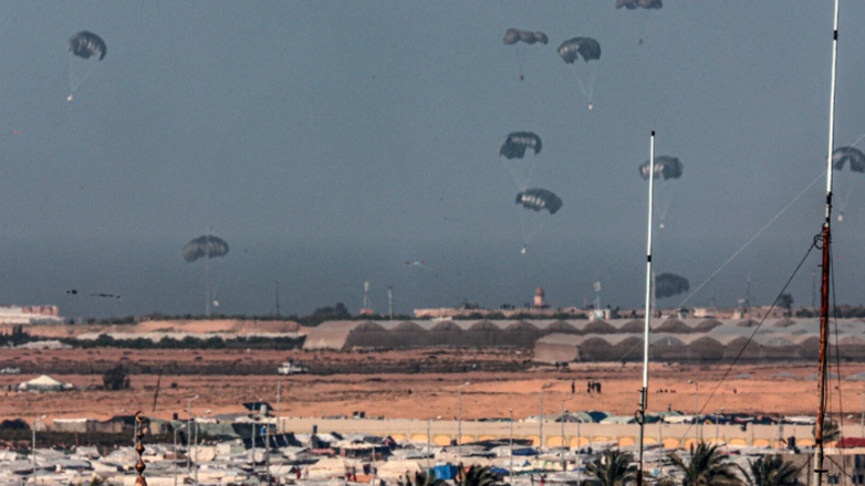 ΗΠΑ: Η Ουάσινγκτον «θα συνεχίσει» τις ρίψεις ανθρωπιστικής βοήθειας στη Γάζα