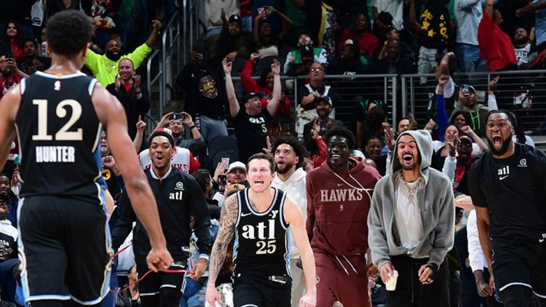 Οι Χοκς ανέτρεψαν διαφορά 30 πόντων και «σόκαραν» τους πρωτοπόρους Σέλτικς