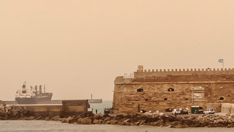 Θολό τοπίο στην Κρήτη από την αφρικανική σκόνη