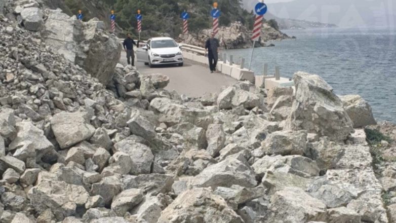 Μεγάλη κατολίσθηση στο Αλεποχώρι – Κλειστός ο δρόμος προς Σχίνο