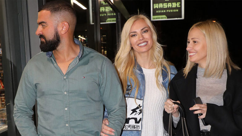 Τζούλια Νόβα: Σπάνια δημόσια εμφάνιση με τον σύζυγό της Μιχάλη Βιτζηλαίο στην Αγία Παρασκευή