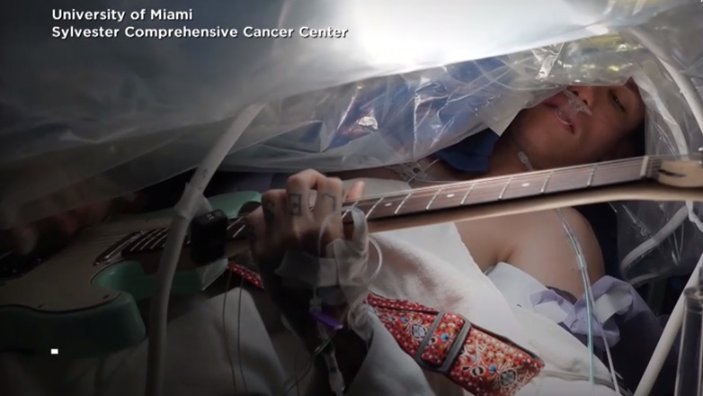 Ασθενής παίζει κιθάρα ενώ χειρουργείται