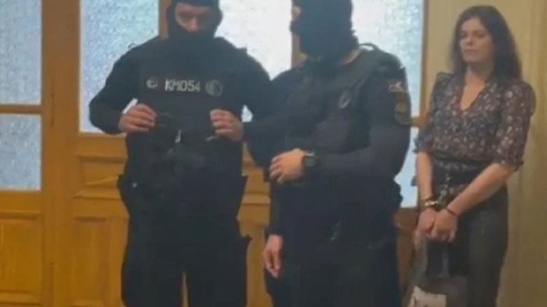 Ουγγαρία: Αλυσοδεμένη στο δικαστήριο η Ιταλίδα δασκάλα που κατηγορείται για επίθεση σε νεοναζί Ουγγαρία: Αλυσοδεμένη στο δικαστήριο η Ιταλίδα δασκάλα που κατηγορείται για επίθεση σε νεοναζί