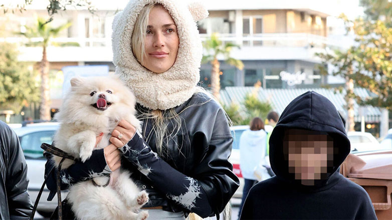 Βικτώρια Καρύδα: Σπάνια εμφάνιση με τον 10χρονο γιο της στο κέντρο της Γλυφάδας