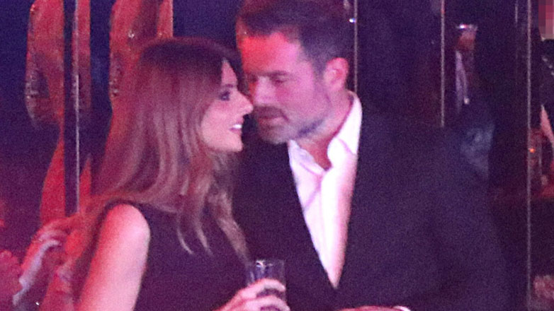 Η Ανθή Σαλαγκούδη ποζάρει στον φωτογραφικό φακό του συντρόφου της, Κοσμά Κουμιανού