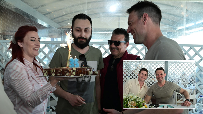 Σε ψαροταβέρνα με τον Τάιλερ έσβησε κεράκια ο Κασσελάκης