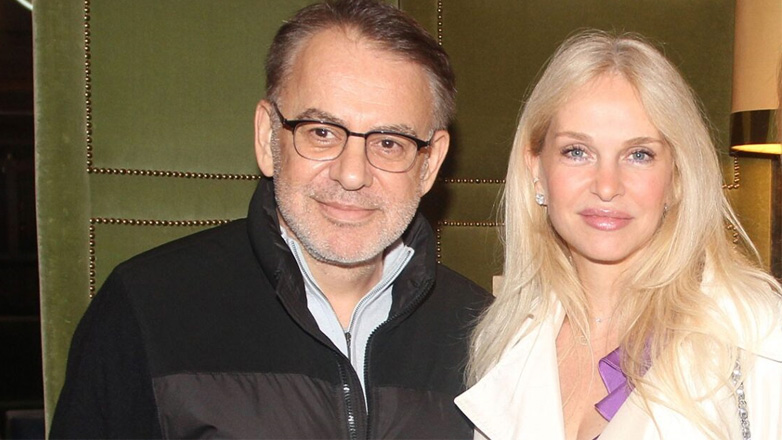 Μαρί Κωνσταντάτου – Γιάννης Κεντ: Σπάνια δημόσια εμφάνιση για το ζευγάρι στην έκθεση του Χρύσανθου Πανά στο Θέατρο Παλλάς