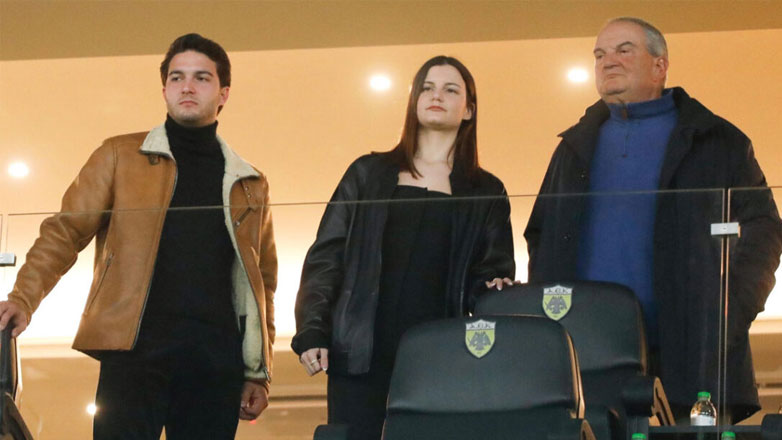 Αλέξανδρος Καραμανλής: Ο γιος του Κώστα Καραμανλή έπιασε το μικρόφωνο και τραγούδησε Στράτο Διονυσίου