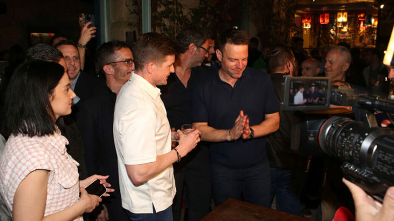 Στέφανος Κασσελάκης: Γιόρτασε σε γνωστή ψαροταβέρνα στου Ψυρρή τα 36α γενέθλιά του