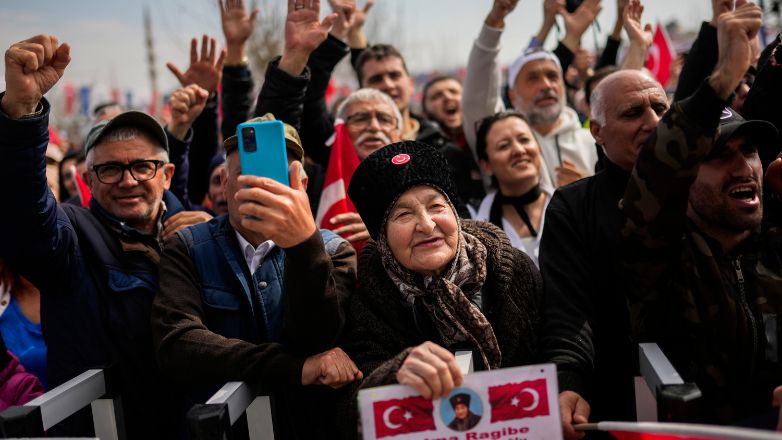 Τουρκία: Με το βλέμμα στην Κωνσταντινούπολη οι δημοτικές εκλογές – H προσευχή του Ερντογάν στην Αγία Σοφία