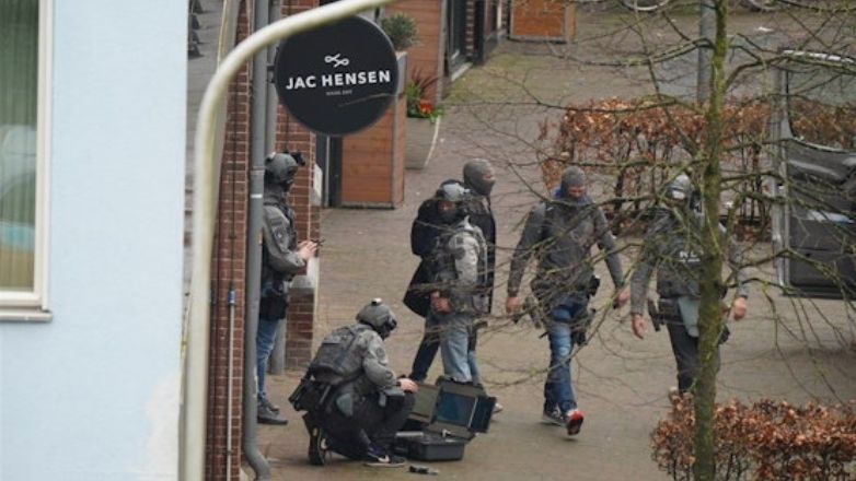 Ολλανδία: Γνωστός στις Αρχές ο άνδρας που κρατούσε ομήρους σε μπαρ – Είχε καταδικαστεί για απειλητική συμπεριφορά