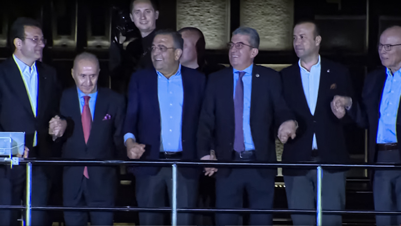 Πέταξε τη γραβάτα και χόρεψε ποντιακά ο Ιμάμογλου μετά τη νίκη του στην Κωνσταντινούπολη Πέταξε τη γραβάτα και χόρεψε ποντιακά ο Ιμάμογλου μετά τη νίκη του στην Κωνσταντινούπολη