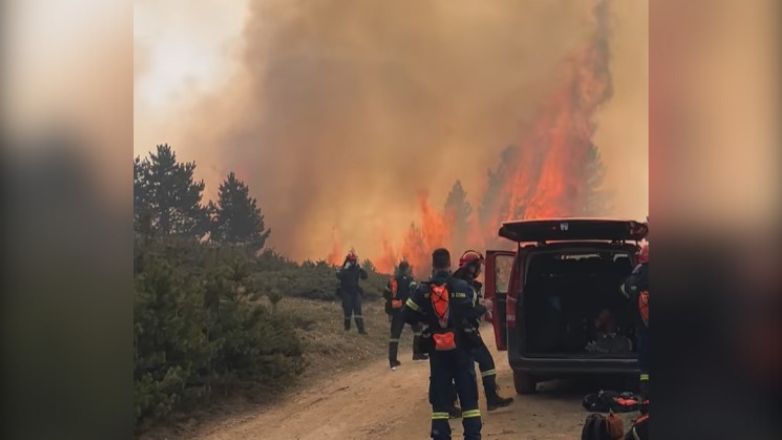 Μαίνεται για δεύτερη ημέρα η φωτιά στα Πιέρια όρη
