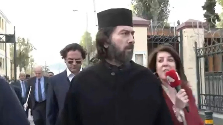 Με μακριά μαλλιά και μούσια εμφανίστηκε ο πατέρας Αντώνιος στην Ευελπίδων