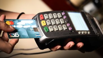 POS… παντού: Τα πρόστιμα και οι κλάδοι που είναι υποχρεωμένοι να δέχονται κάρτες