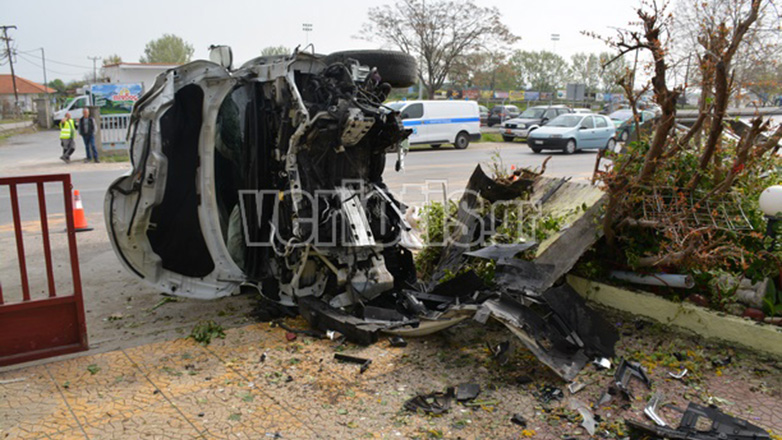 Βέροια: Αυτοκίνητο έπεσε σε στάση λεωφορείου – Δύο νεκροί