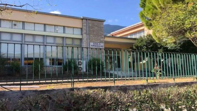 Πυρκαγιά στο ΕΠΑΛ Άμφισσας – Δέκα άτομα προληπτικά στο νοσοκομείο