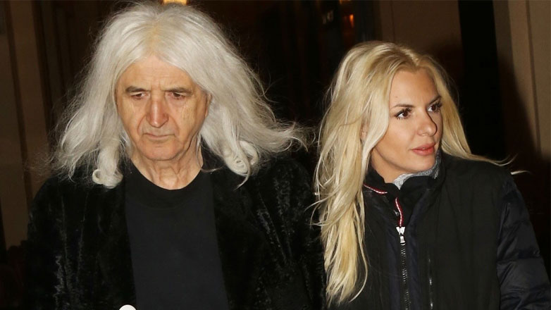 Νίκος Καρβέλας: «Παντρεύτηκα την Αννίτα Πάνια για να δω τα πρόσωπα των γονιών της»