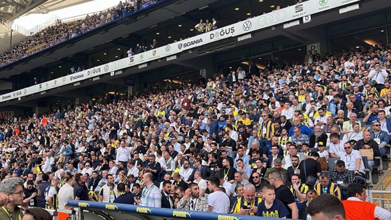 Σε εξέλιξη η ιστορική συνεδρίαση της Φενέρμπαχτσε: Περισσότεροι από 25.000 οπαδοί της στο «Σουκρού Σαράτσογλου»