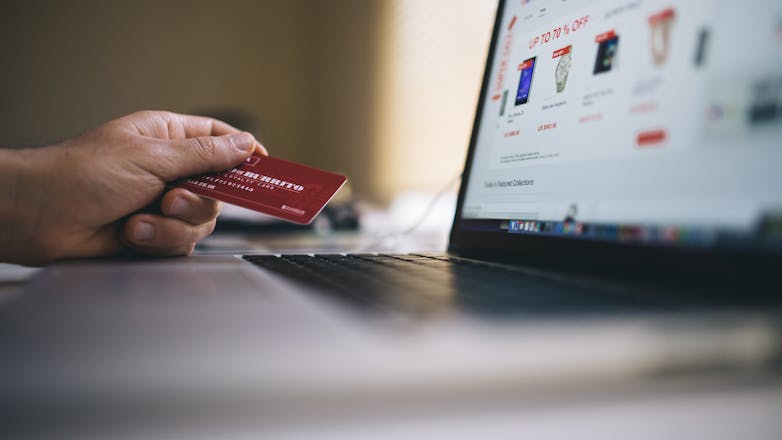Πρόστιμο 120.000 ευρώ και «λουκέτο» σε e-shop – Κρατούσαν τα χρήματα και δεν έστειλαν ποτέ τις παραγγελίες