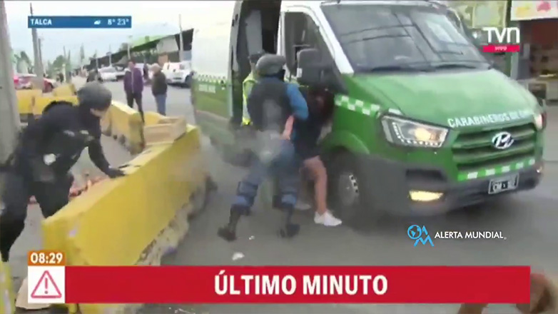 Άρπαξε το όπλο αστυνομικού και πυροβολούσε σε live μετάδοση