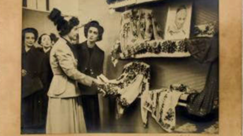 Η τυποβαφική τέχνη της π. Βιοτεχνίας Ελληνικών Μαντηλιών αναβιώνει στο Μεταξουργείο