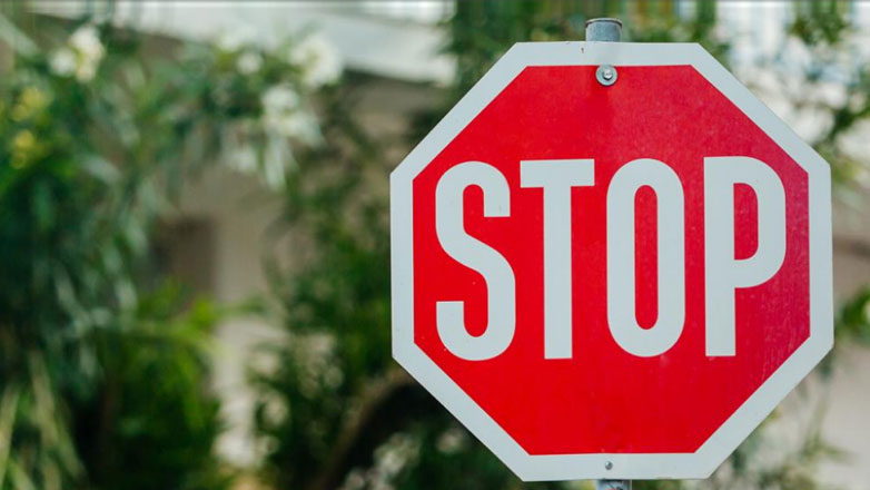 Παραβίαση STOP: Πόσο είναι το πρόστιμο αλλά και ο λόγος που είναι οκτάγωνη