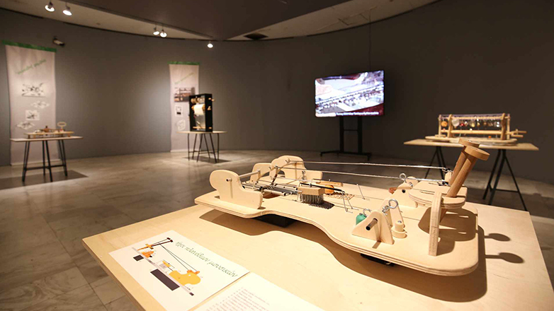 Κουρδισμένα έργα τέχνης σε μία έκθεση – «περιβόλι» ήχων και θορύβων