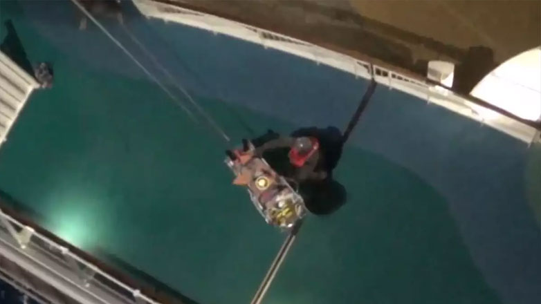 Ελικόπτερο Super Puma της Πολεμικής Αεροπορίας μετέφερε στη Ρόδο τραυματισμένο μέλος πληρώματος κρουαζιερόπλοιου – Δείτε το βίντεο