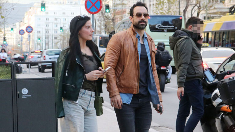 Σάκης Τανιμανίδης – Χριστίνα Μπόμπα: Βόλτα για ψώνια στο κέντρο της Αθήνας